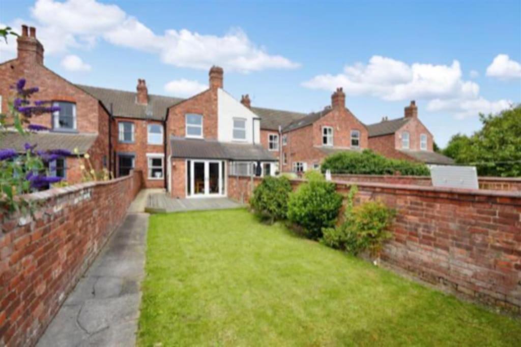 Spacious Victorian Townhouse With Cathedral Views リンカーン エクステリア 写真