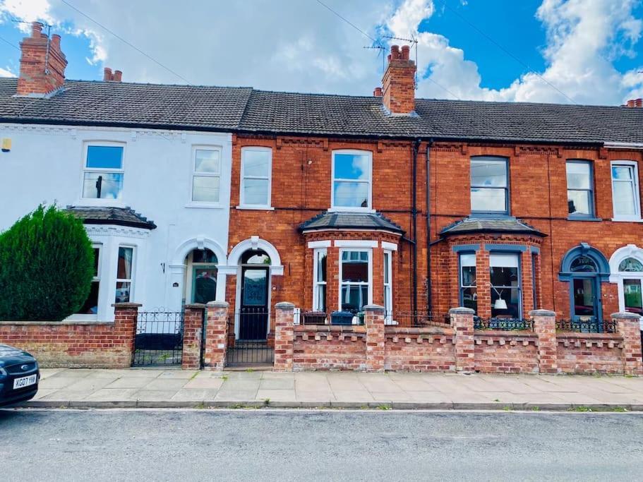 Spacious Victorian Townhouse With Cathedral Views リンカーン エクステリア 写真