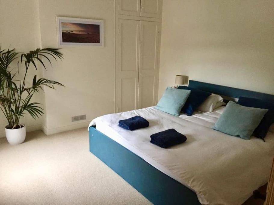 Spacious Victorian Townhouse With Cathedral Views リンカーン エクステリア 写真